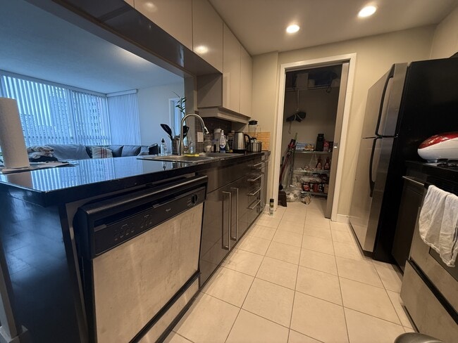 Building Photo - 1507-1408 Strathmore Mews