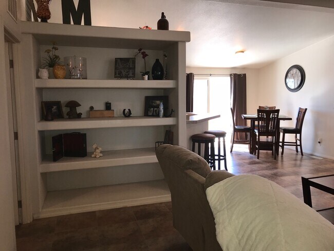 Building Photo - WINTER VACATION RENTAL WITH RV PARKING- 3 ...