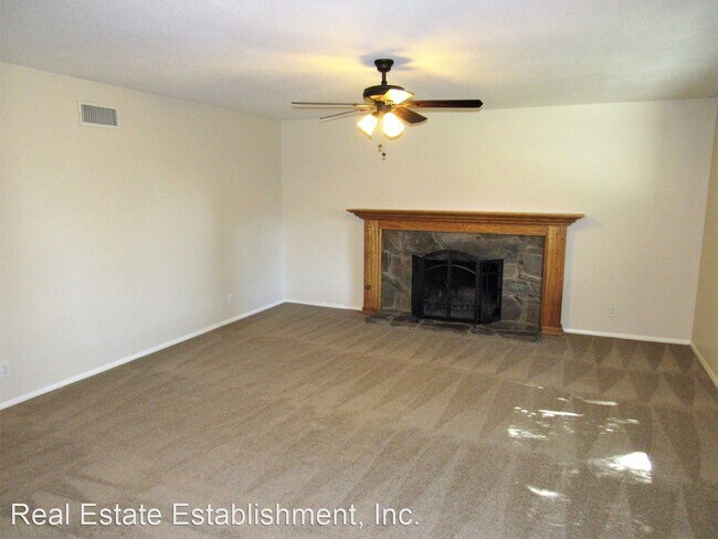 Building Photo - 4 br, 2.5 bath House - 3290 E. Elm Street