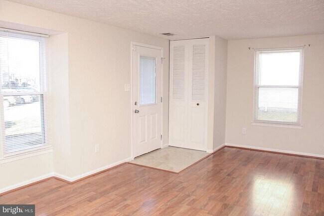 Foto del edificio - 7479 Lone Star Rd