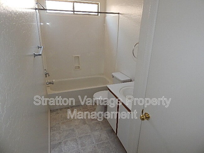 Building Photo - 12537 W. Ash St.