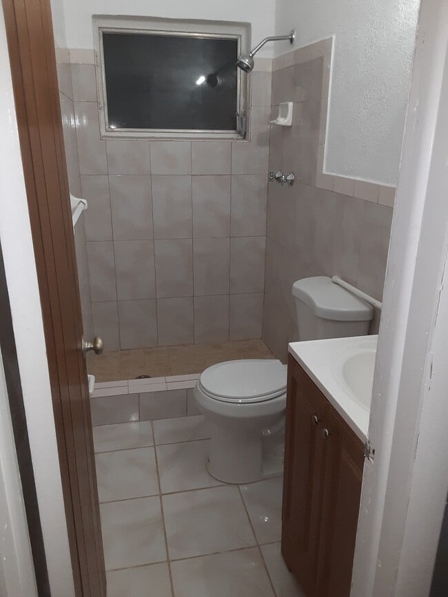 Baño #2 - 1900 Plunkett St