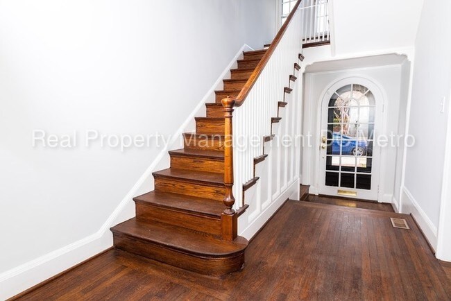 Foto del edificio - 2725 36th Pl NW