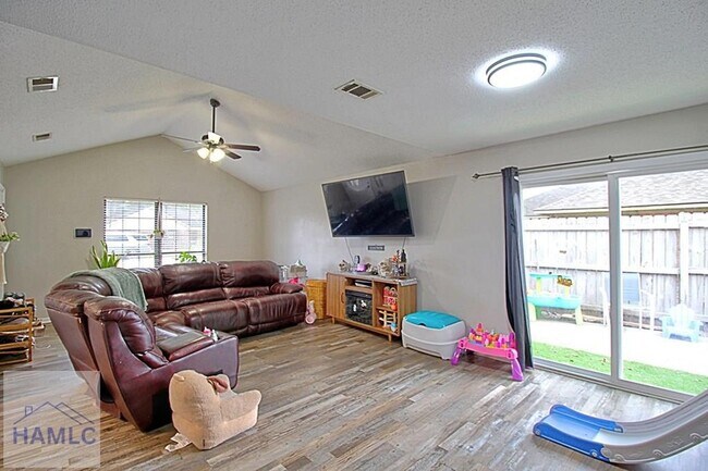 Foto del edificio - 1567 Pendleton Dr