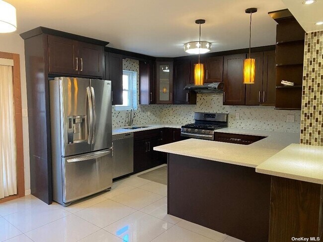 Foto del edificio - 240-29-240-65 65th Ave