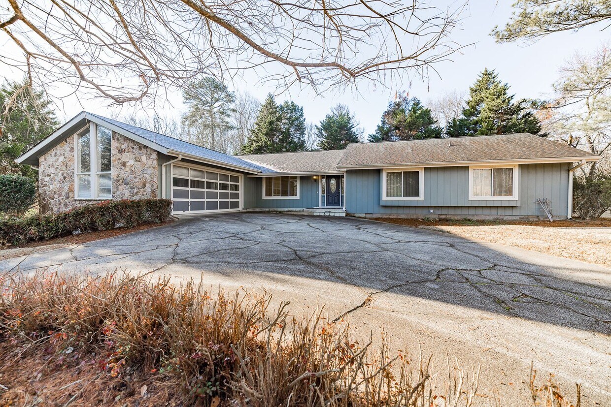 Primary Photo - Available now! 4 bed 2.5 bath Ranch in Oco...