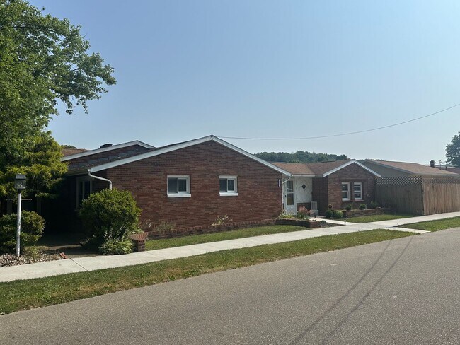 Building Photo - 3 Bedroom Ranch Home in Dover, Ohio