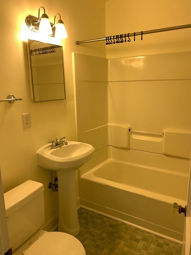 Building Photo - 155 Windsor Ct - Available July 2024!
