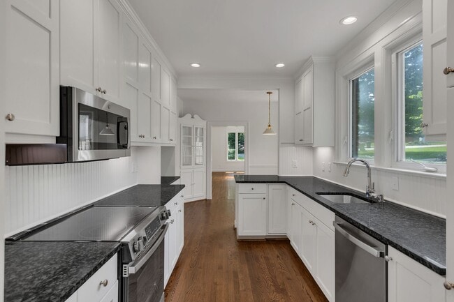 Charming and updated kitchen with new appliances. - 921 Wilson Blvd