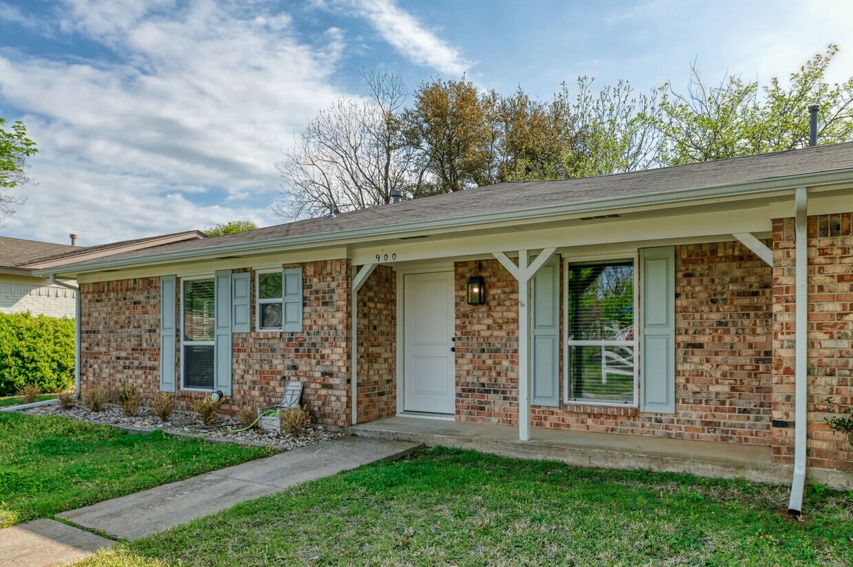 Primary Photo - GORGEOUS 3 BEDROOM HOME LOCATED IN BEDFORD...