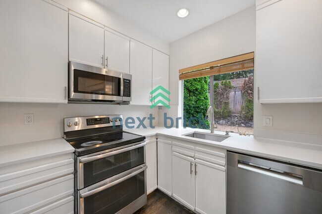 Building Photo - "Charming Bellevue 4-Bed Oasis with 2 Baths - Spacious 1560 Sq Ft Retreat!"