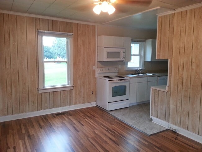 Building Photo - 2 bedroom, 1 bath single-family home near Towncrest