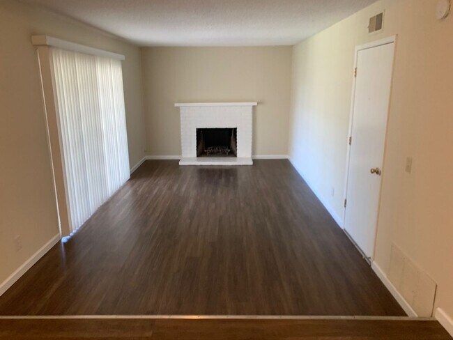 Building Photo - Excellent Value! Spacious Updated South Sa...