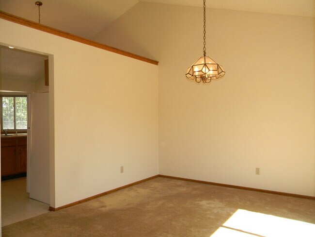 Building Photo - Large 3-Bedroom Home with Mountain Views