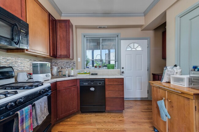Foto del edificio - 3120 N Oakley Ave