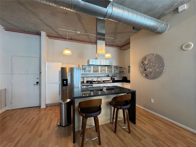 Foto del edificio - 10 SW South River Dr