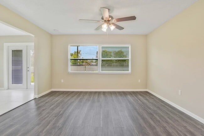 Building Photo - 4305 Holmes Dr