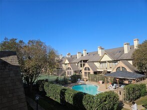 Building Photo - 2425 Holly Hall St