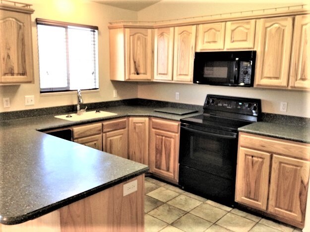 Building Photo - 340 W Oaks Dr