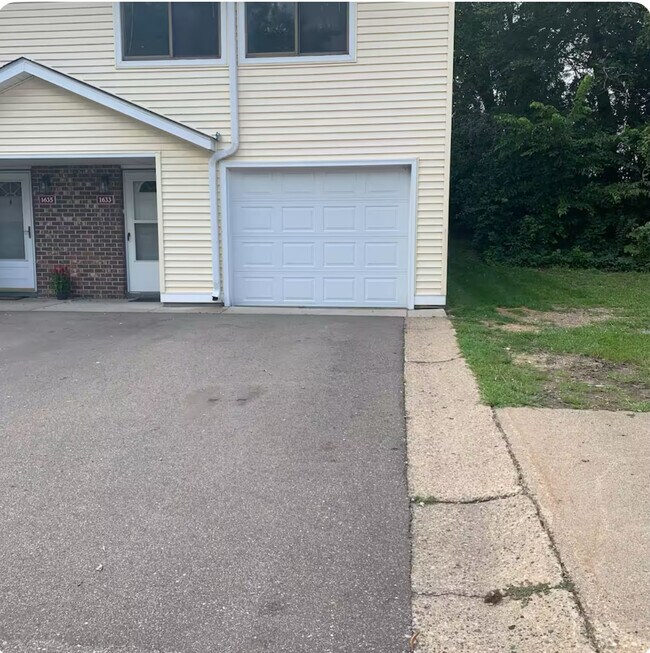 Building Photo - 1633 City View Dr