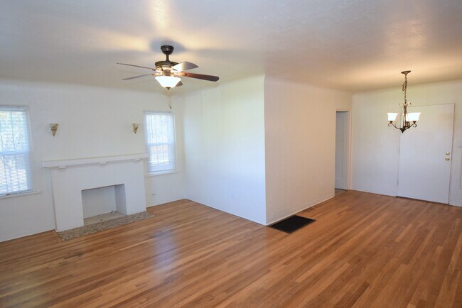 Foto del edificio - 2 Bedroom Casita NOB HILL/UNM CNM AREA WITH GARAGE, FENCED YARD