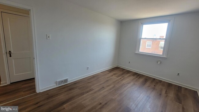 Building Photo - 2129 Longshore Ave