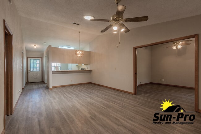 Foto del edificio - 1113 Oak Forest Cir