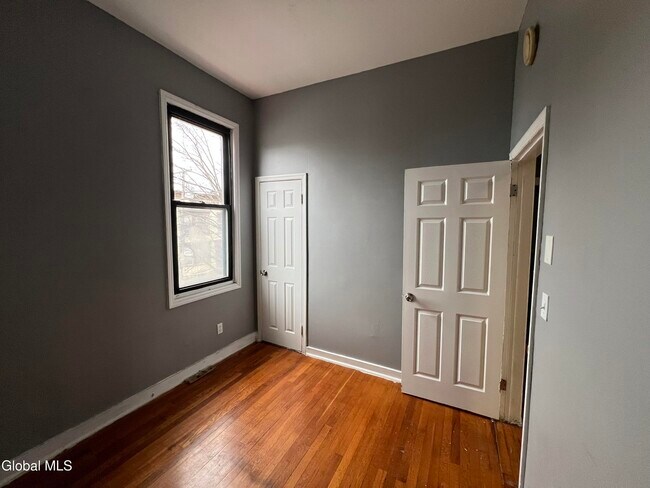 Foto del edificio - 613 Clinton Ave