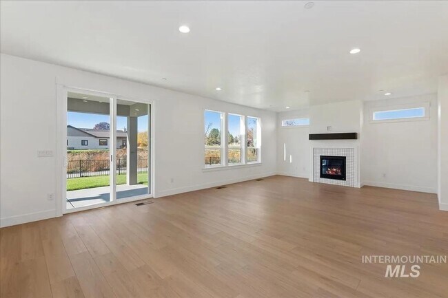 Foto del edificio - Spacious 4 Bed Home w/ Vaulted Ceilings, Office & Open Layout in Middleton