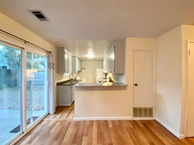 Building Photo - Sweet and Bright 2 bed 2 bath Duplex with ...