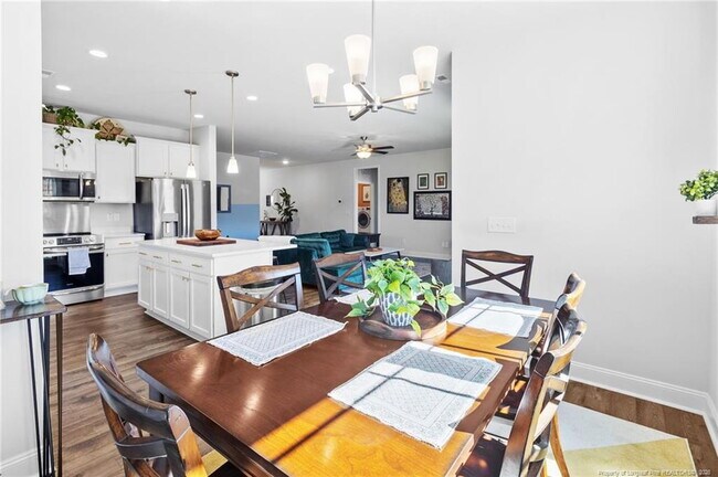 Foto del edificio - Charming 4-Bed home with Granite Touches & Cozy Fireplace in Sanford, NC!