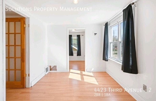 Building Photo - **Cute 2 Bedroom Upper Floor Unit in Matur...