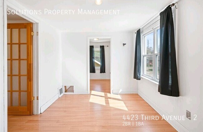 Photo du bâtiment - **Cute 2 Bedroom Upper Floor Unit in Matur...