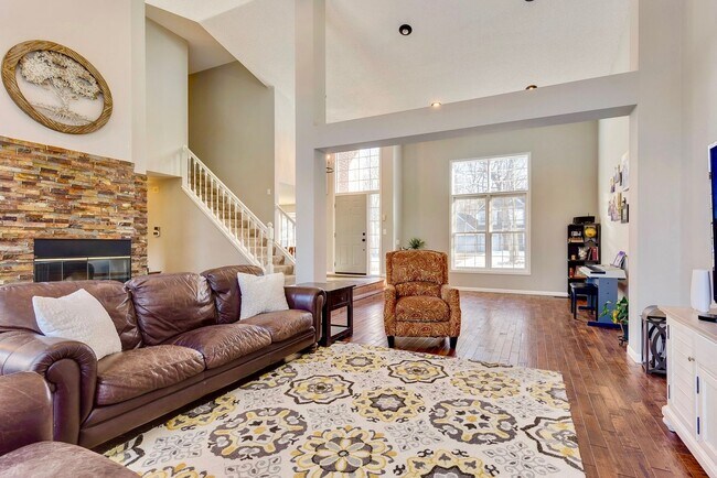 Building Photo - Lovely 5BR, 4BA Home on a Quiet, Tree-Line...