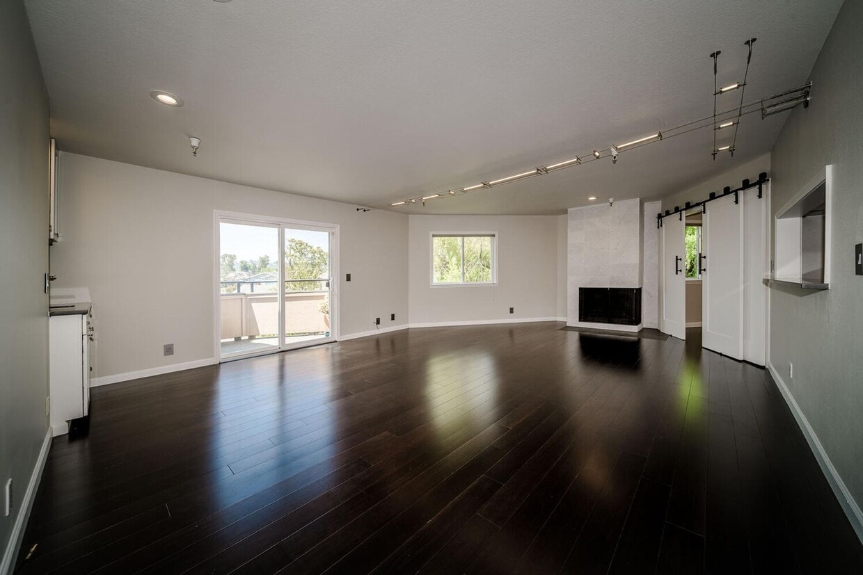 Primary Photo - EPIC REA:End-Unit & Top 2 Floor (Penthouse...