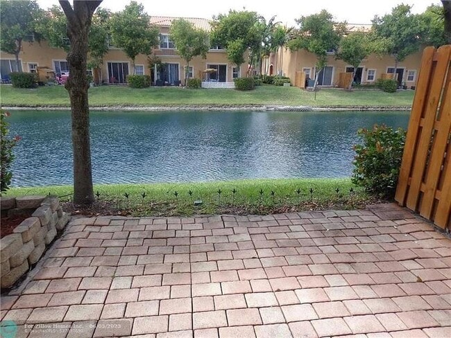 Foto del edificio - 4933 Tradewinds Ter