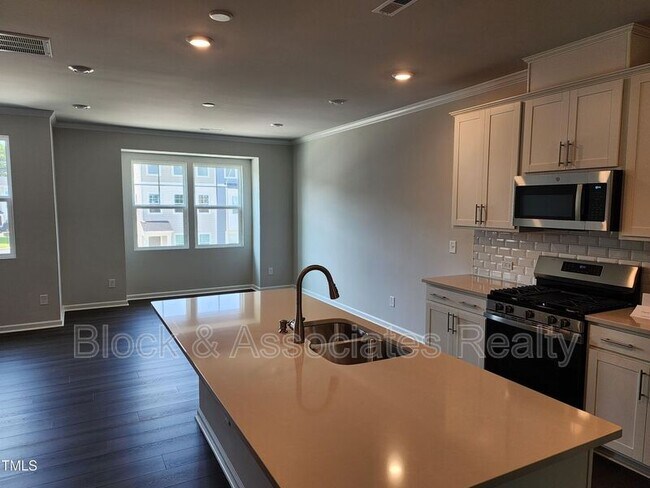 Building Photo - 428 Deercroft Dr
