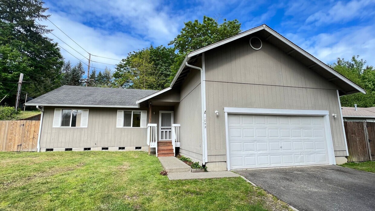 Foto principal - 3 Bedroom, 2 Full Bath on Corner Lot with ...