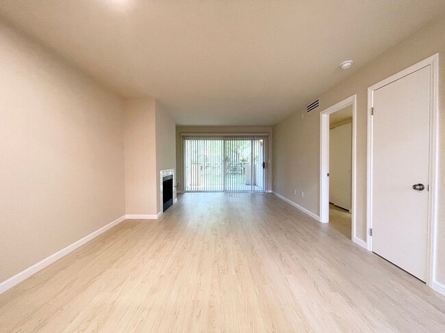 Building Photo - Gated Community Condo