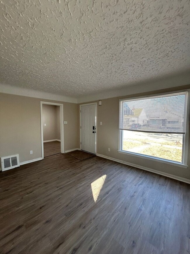 Building Photo - Fully Renovated 3-Bedroom Home – Move-In R...