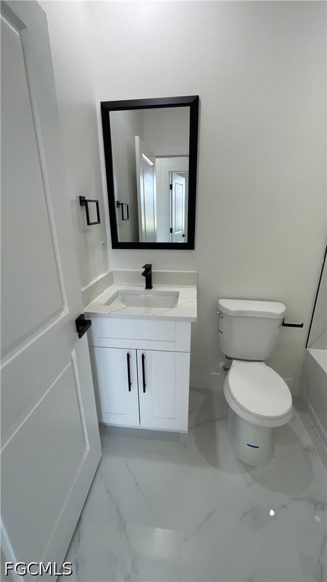 Foto del edificio - 528 Raintree St E