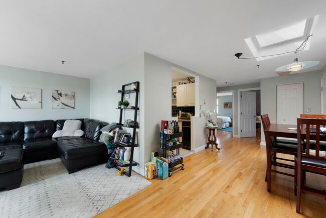 Photo - 122 Tudor St Townhome