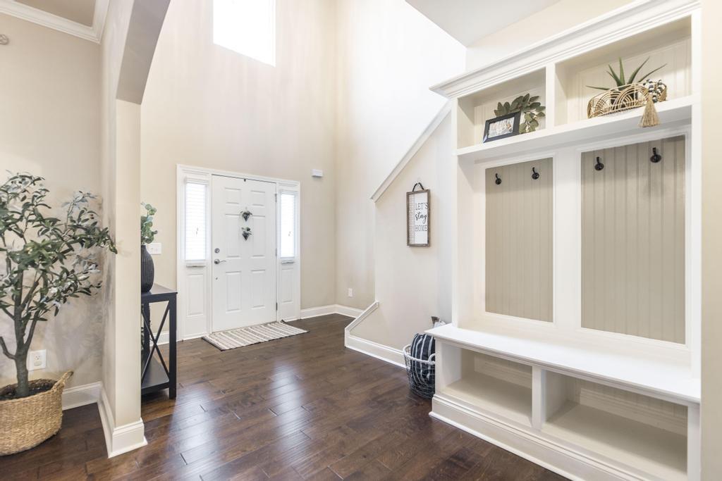 Foto principal - "Spacious 4-Bedroom Home with Granite Coun...