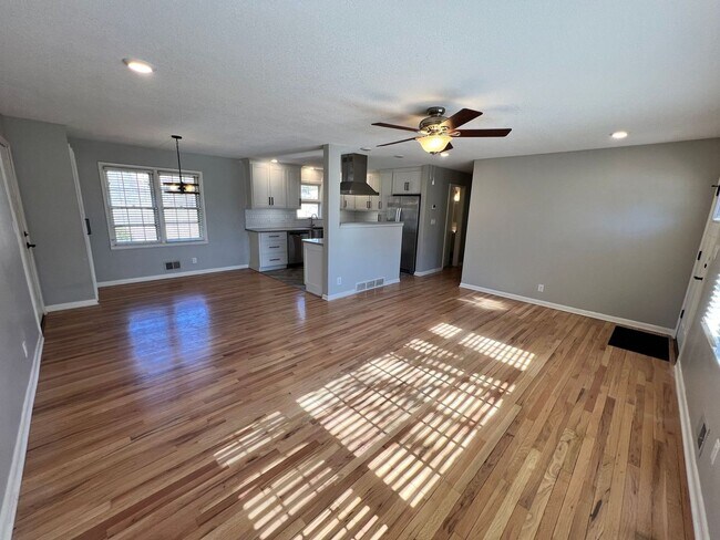 Foto del edificio - 3-Bed, 2-Bath Home with Garage & Spacious Backyard!