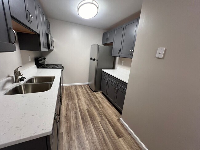 Foto del edificio - 3-Bedroom, 2-Bathroom Apartment on Bloomington's Eastside