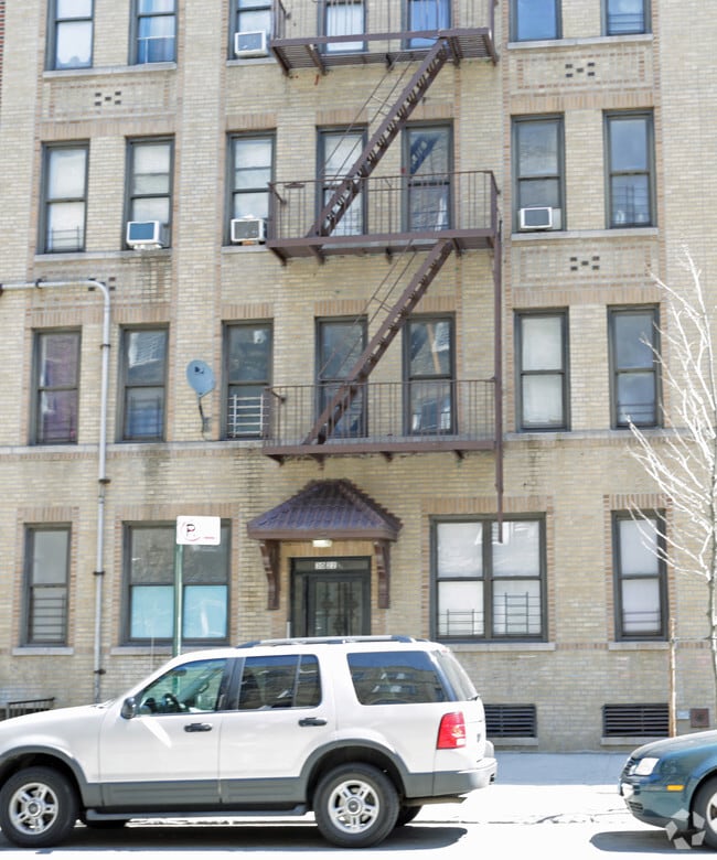 Building Photo - 3022 Holland Ave