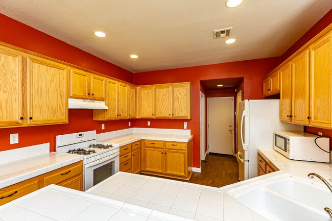 Building Photo - 425 S Meadowbrook Dr