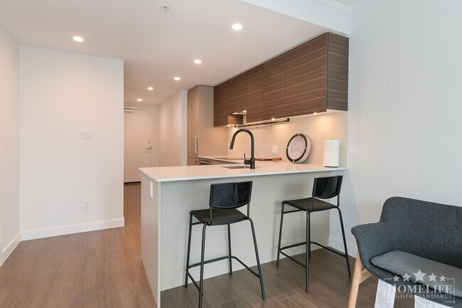 Photo du bâtiment - 1 Bed, 1 Bath Condo for Rent in Surrey Central!