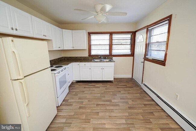 Building Photo - 512 S Park Dr