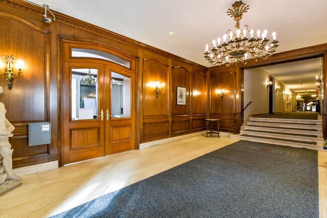 Building Photo - 4555 Av. Bonavista